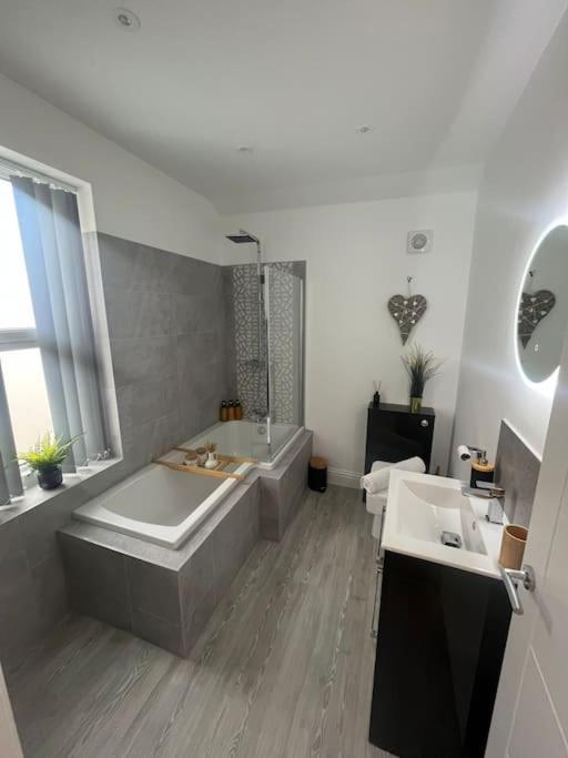Villa Brand New Stunning Family House Blackpool Exterior foto