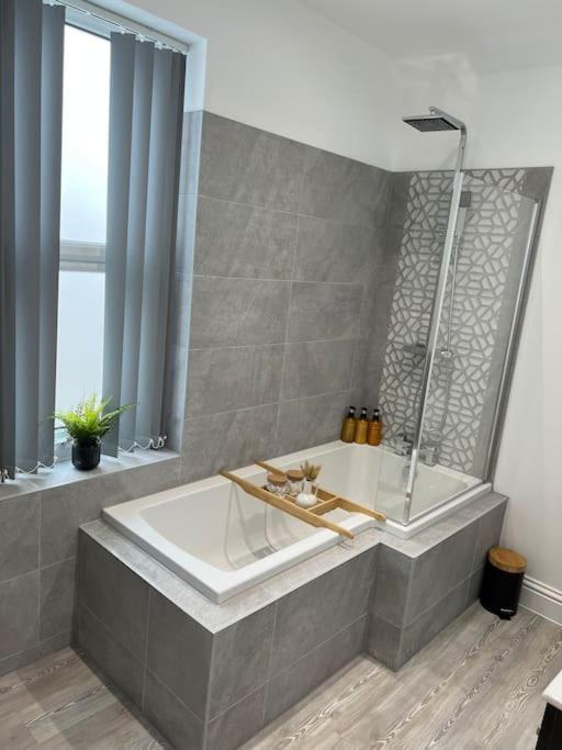 Villa Brand New Stunning Family House Blackpool Exterior foto